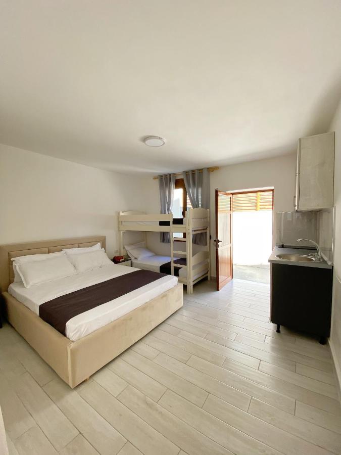 Sunny Guest House Vlore Bagian luar foto